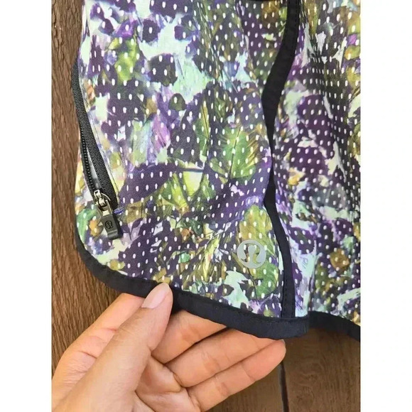 Lululemon Tracker Short III *4-way Stretch Size 6 - Picture 7 of 9